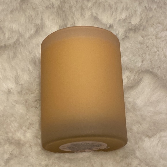 Victoria’s Secret coconut milk & rose calm candle 9oz new candle - Picture 6 of 8